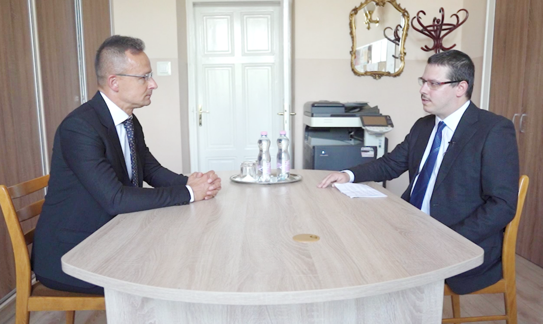 „Örülök, hogy itt lehetek, és főleg annak, hogy a helyiek megkerestek, hogy ebben a fontos helyzetben látogassak ide” – Interjú Szijjártó Péter külgazdasági és külügyminiszterrel
